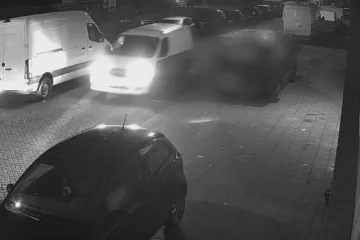 VIDEO: Politie zoekt busje dat kort voor zware explosie drugslab Rotterdam langs pand reed