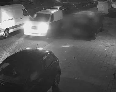 VIDEO: Politie zoekt busje dat kort voor zware explosie drugslab Rotterdam langs pand reed