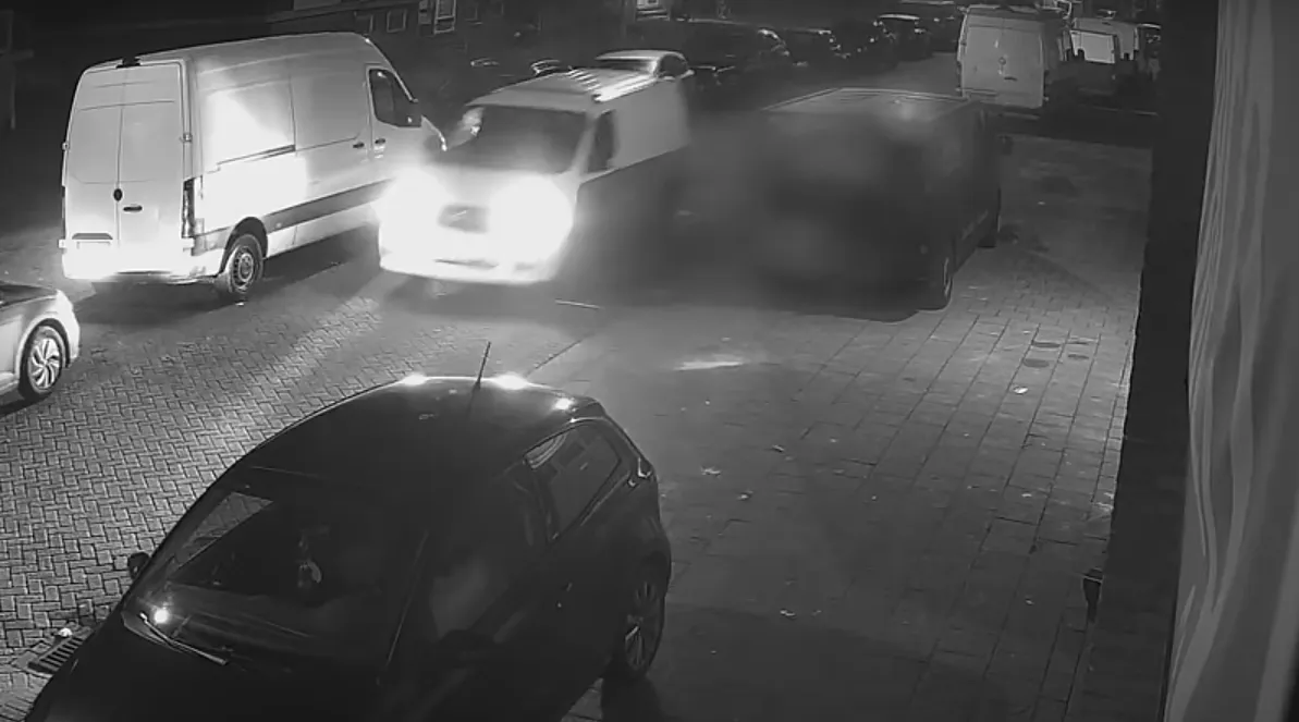 VIDEO: Politie zoekt busje dat kort voor zware explosie drugslab Rotterdam langs pand reed