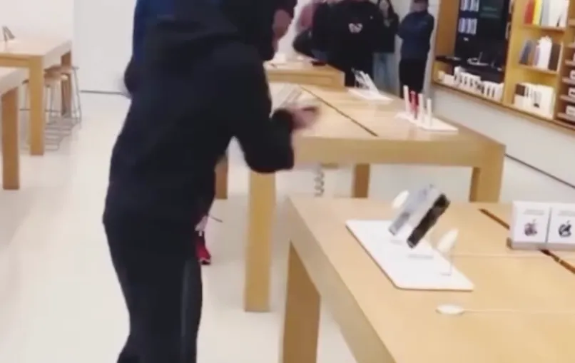 VIDEO: Zeer brutale dief trekt tientallen iPhones los en stopt buit in broek