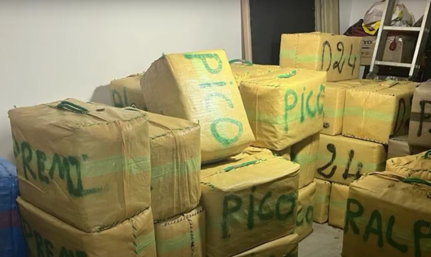 VIDEO: Grote 'drugs stash' met duizenden kilo's hasj uit Marokko ontmanteld