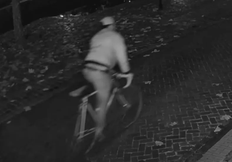 VIDEO: Man op retro-racefiets gezocht voor ernstig zedendelict Groningen