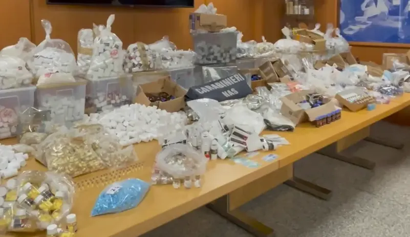 VIDEO: Tientallen miljoenen euro's aan illegale medicijnen in beslag bij grote internationale operatie