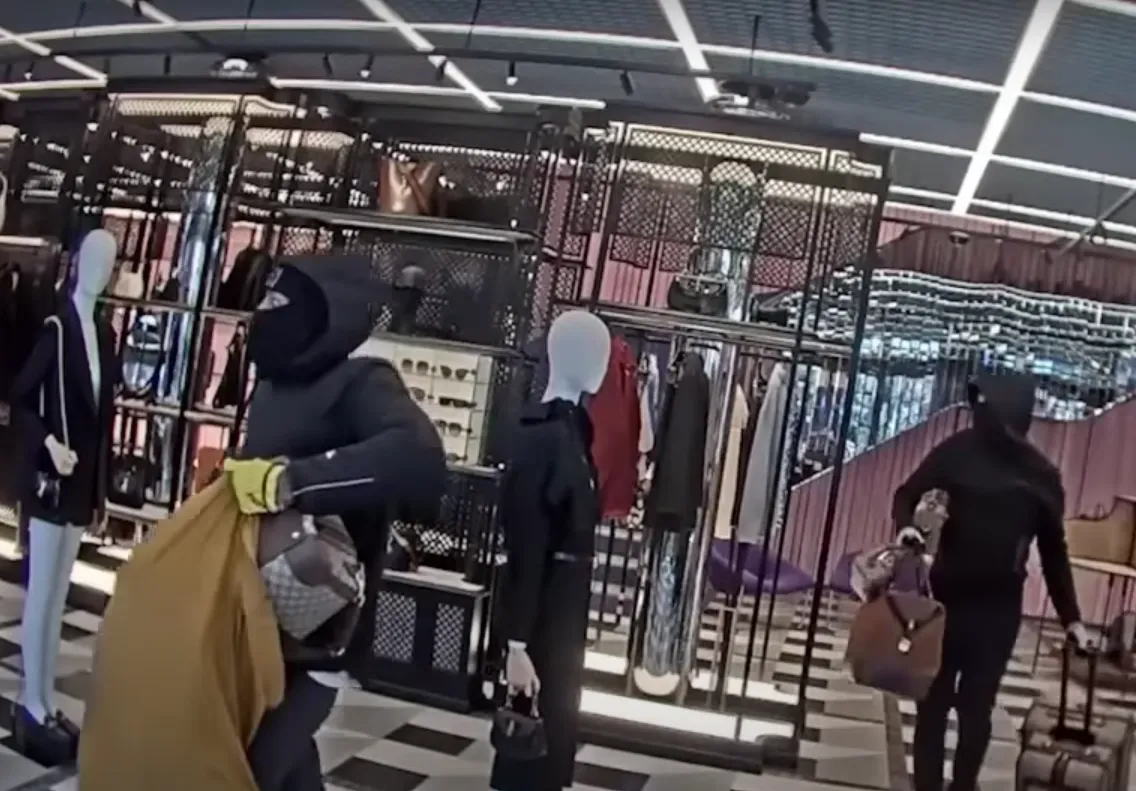 VIDEO: Brutale overvallers maken voor tienduizenden buit op klaarlichte dag bij Gucci