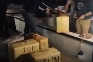VIDEO: 2800 kilo Marokkaanse hasj in dubbele bodems boten aangetroffen bij oprollen drugsbende