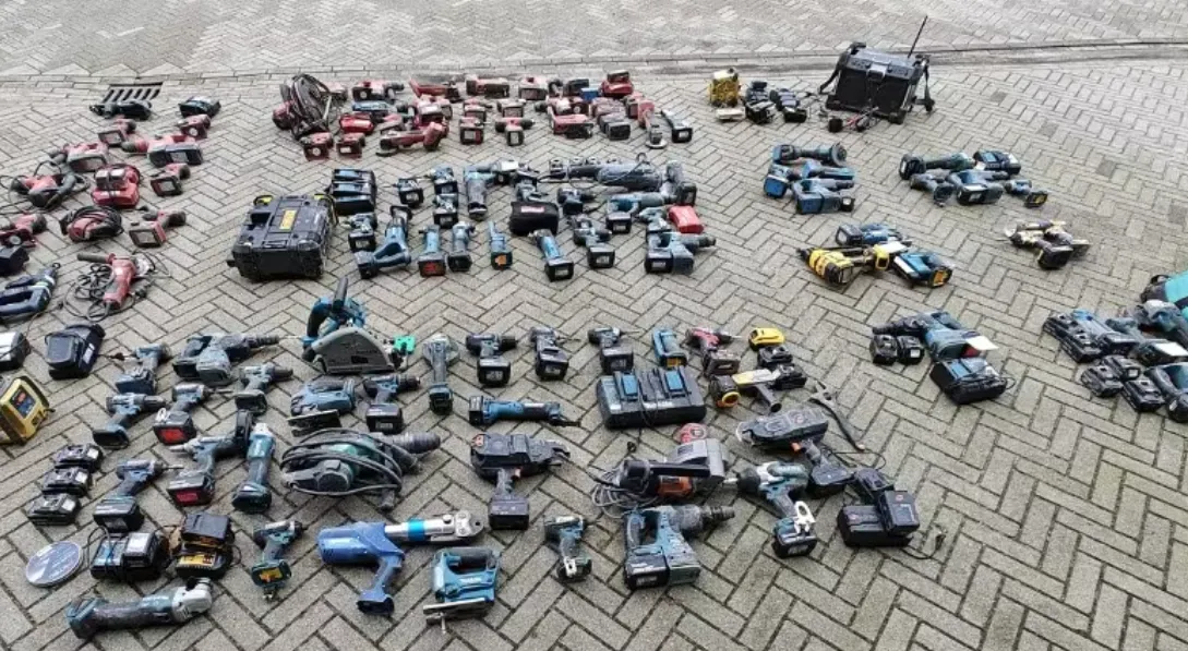 Man in slingerende auto op A73 gepakt met grote partij gestolen gereedschap