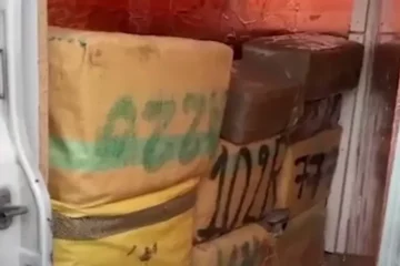 VIDEO: Leden drugsbende gepakt na volgen en observeren busje vol met Marokkaanse hasj