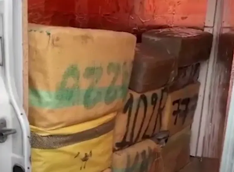 VIDEO: Leden drugsbende gepakt na volgen en observeren busje vol met Marokkaanse hasj