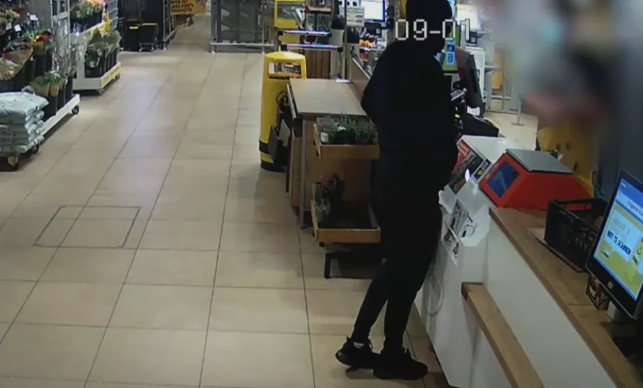VIDEO: Erg kalme overvaller met opvallende Adidas Yeezy sneakers eist cash bij Jumbo