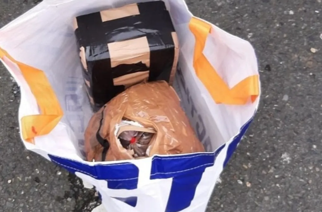 Man bij steekproef net over Duitse grens gepakt met partij heroïne en 18.600 euro cash