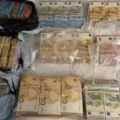850.000 euro cash en vuurwapen gepakt bij actie en doorzoeking in Rotterdam
