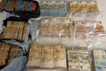 850.000 euro cash en vuurwapen gepakt bij actie en doorzoeking in Rotterdam