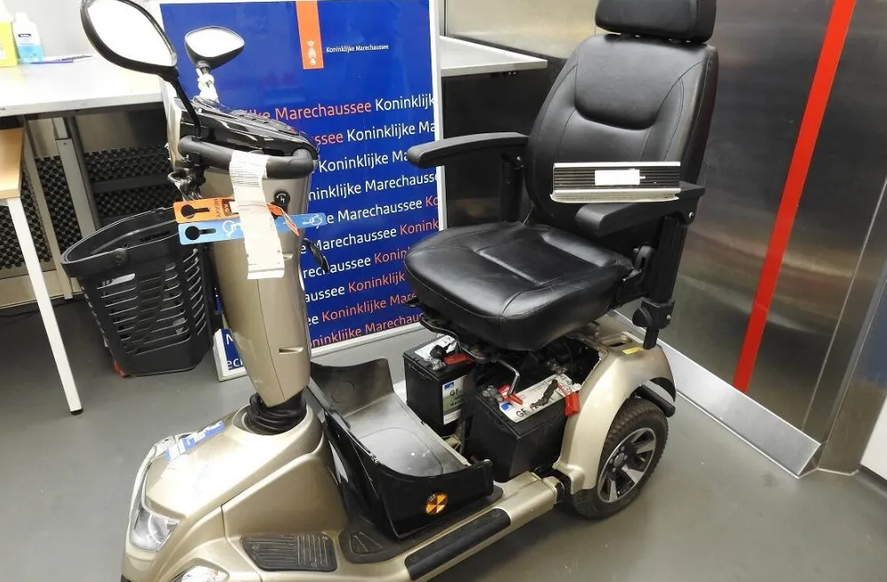 Drugssmokkelaar gepakt op Schiphol met 8 kilo cocaïne in scootmobiel