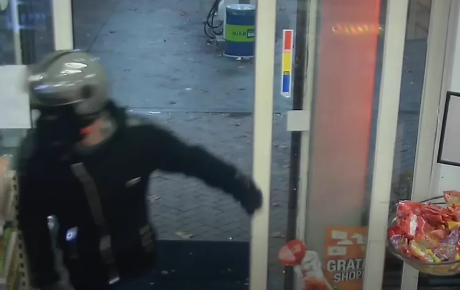 VIDEO: Overval tankstation Den Bosch mislukt door alerte medewerker en sterke deur