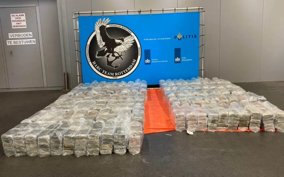 Grote cocaïnevondst van 83 miljoen euro bij fruitopslag in Rotterdam