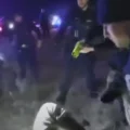 VIDEO: Politie trapt zwarte man tegen hoofd bij aanhouding met 'buitensporig geweld'