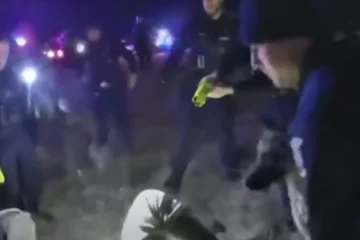 VIDEO: Politie trapt zwarte man tegen hoofd bij aanhouding met 'buitensporig geweld'