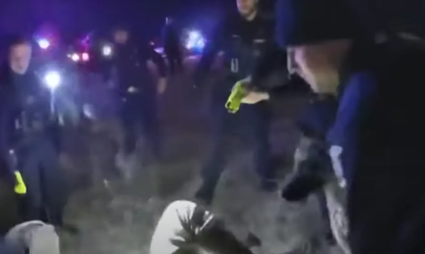 VIDEO: Politie trapt zwarte man tegen hoofd bij aanhouding met 'buitensporig geweld'