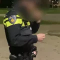 VIDEO: Politieagenten houden jongeren wéér (onterecht) staande vanwege Palestijnse vlag