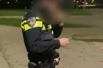 VIDEO: Politieagenten houden jongeren wéér (onterecht) staande vanwege Palestijnse vlag