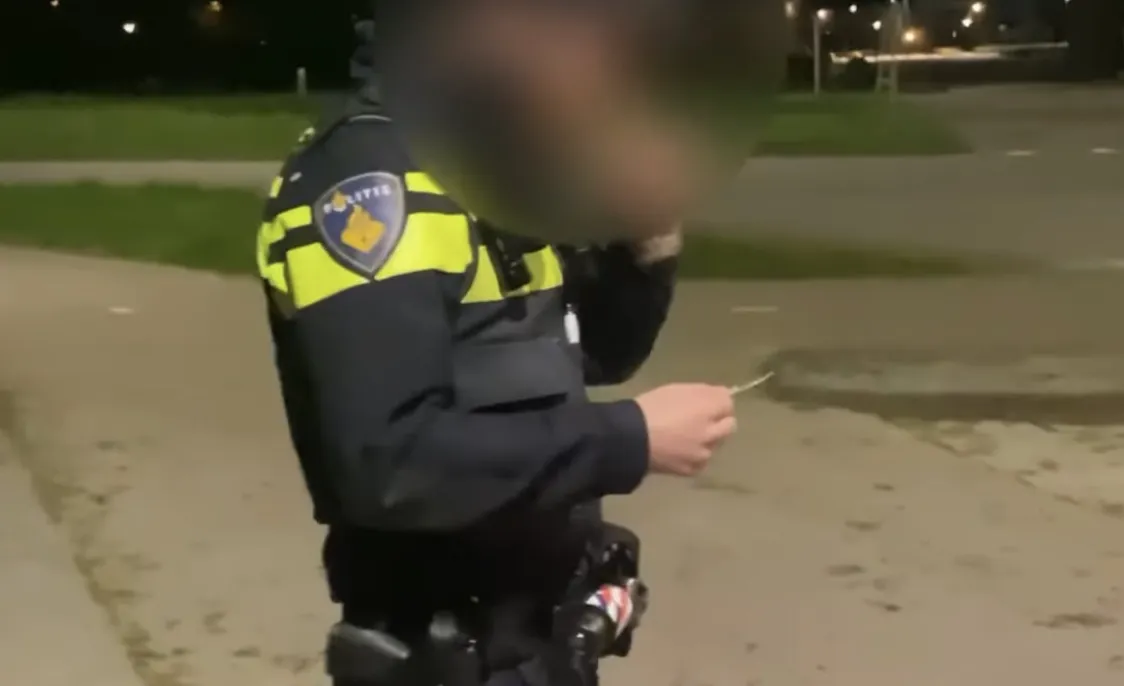 VIDEO: Politieagenten houden jongeren wéér (onterecht) staande vanwege Palestijnse vlag