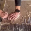 VIDEO: 4400 kilo hasj gepakt in dubbele bodems vrachtwagens uit Marokko