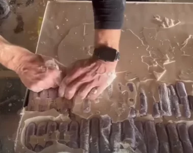 VIDEO: 4400 kilo hasj gepakt in dubbele bodems vrachtwagens uit Marokko