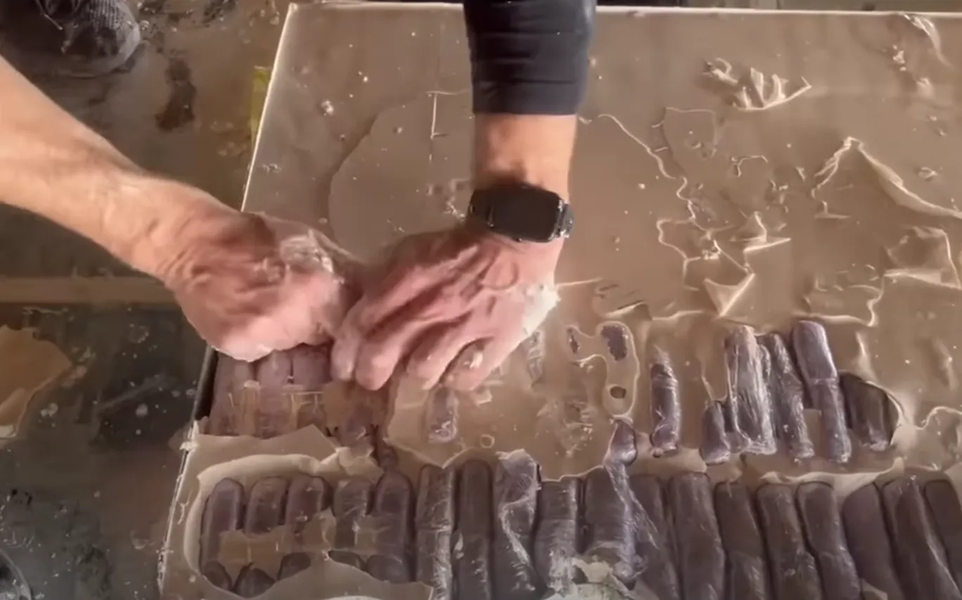 VIDEO: 4400 kilo hasj gepakt in dubbele bodems vrachtwagens uit Marokko