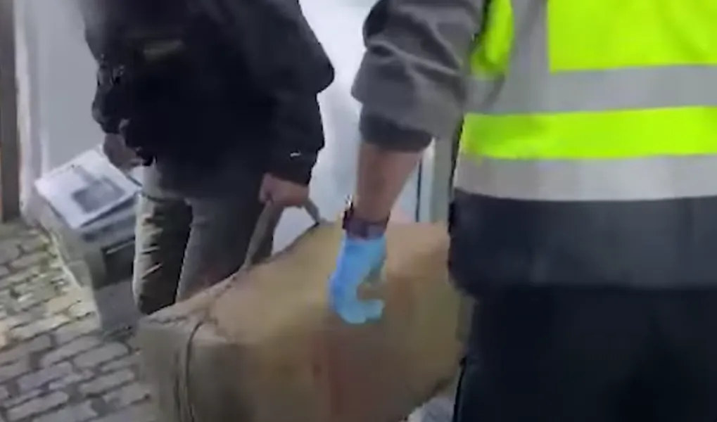 VIDEO: Ruim 1300 kilo hasj, wiet en cocaïne gepakt bij oprollen Go Fast drugssmokkelaars