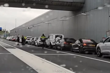 Politie zet trouwstoet met peperdure auto’s op A4 aan de kant (VIDEO)