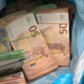 Verkeerscontrole in Den Haag leidt tot vondst van 350.000 euro in AH plastictas