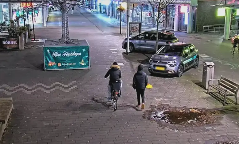 VIDEO: Oudere slachtoffers vanaf geldautomaat gevolgd door straatrovers