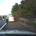 kinderen brand auto a20, politie redt kinderen brand, video kinderen brand politie