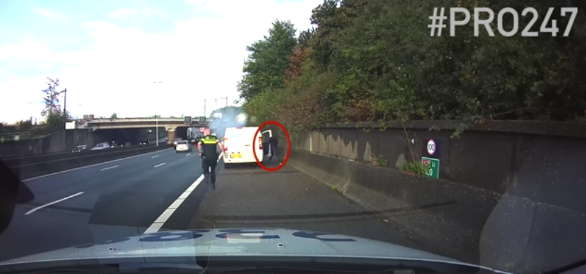 kinderen brand auto a20, politie redt kinderen brand, video kinderen brand politie
