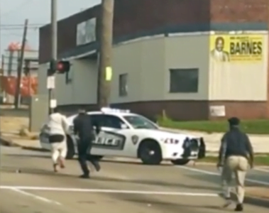 politieagent beroofd politieauto video, politieauto gestolen video