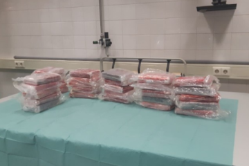 Tientallen kilo's harddrugs in verborgen ruimte en geld gepakt na controle auto op de A16