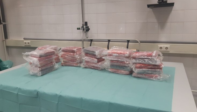 Tientallen kilo's harddrugs in verborgen ruimte en geld gepakt na controle auto op de A16