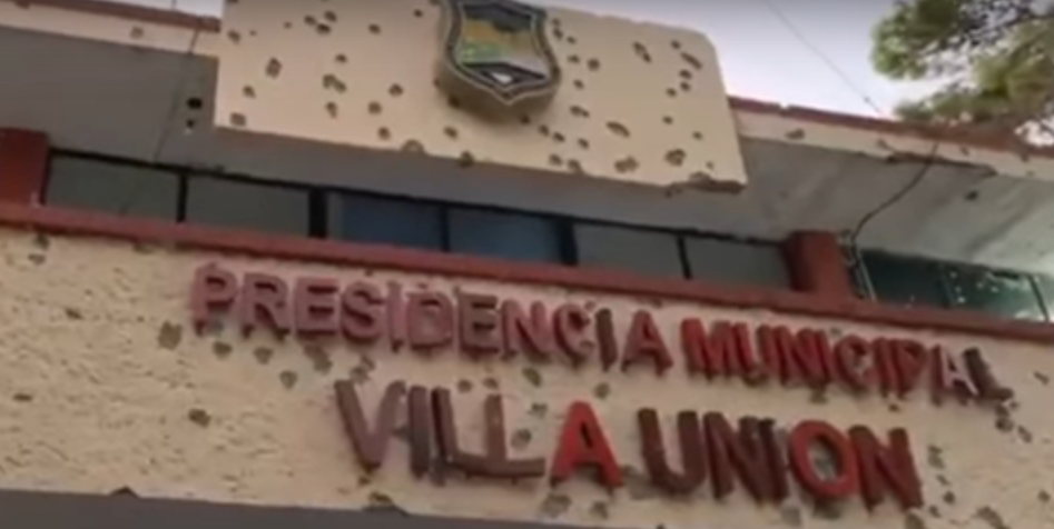 VIDEO: Stadhuis doorzeefd met kogels uit zware vuurwapens na vuurgevecht tussen politie en drugskartel