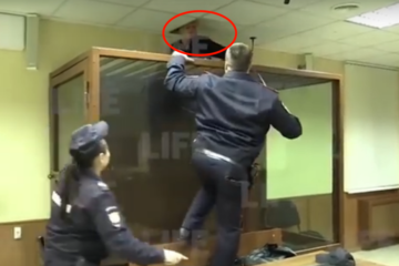 VIDEO: Moordverdachte probeert tijdens rechtszaak via plafond te vluchten