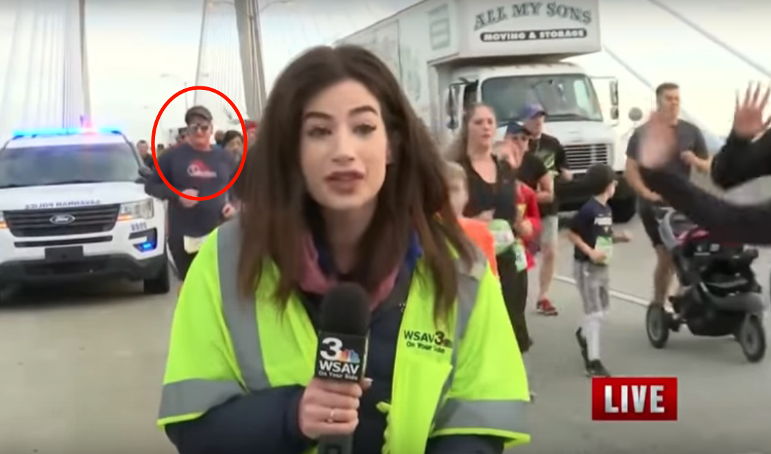 VIDEO: Hardloper opgepakt na live op televisie tik op billen journaliste