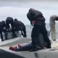 VIDEO: Narco-duikboot vol met blokken cocaïne onderschept voor kust Peru