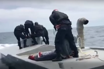 VIDEO: Narco-duikboot vol met blokken cocaïne onderschept voor kust Peru