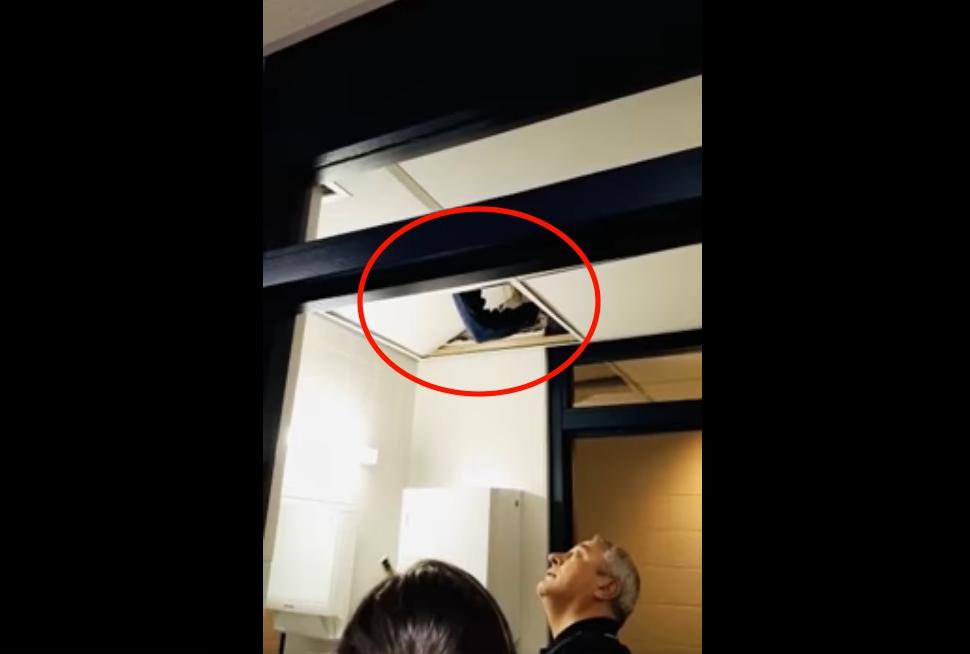 VIDEO: Vrouw verstopt zich in plafond toilet politiebureau Nijmegen