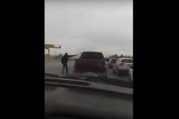 VIDEO: Sicario voert koelbloedige liquidatie uit tussen verkeer bij vol stoplicht