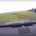 VIDEO: Crimineel op de vlucht voor politie rijdt met 160 km/u door het gras