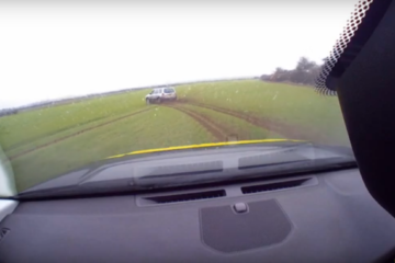 VIDEO: Crimineel op de vlucht voor politie rijdt met 160 km/u door het gras
