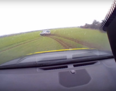 VIDEO: Crimineel op de vlucht voor politie rijdt met 160 km/u door het gras