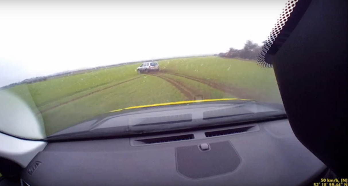 VIDEO: Crimineel op de vlucht voor politie rijdt met 160 km/u door het gras