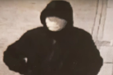 VIDEO: Man laat handgranaat achter bij voordeur café Bruut in Zwolle