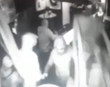 VIDEO: Ravage in café Woerden door vechtende hooligans Feyenoord en Heerenveen